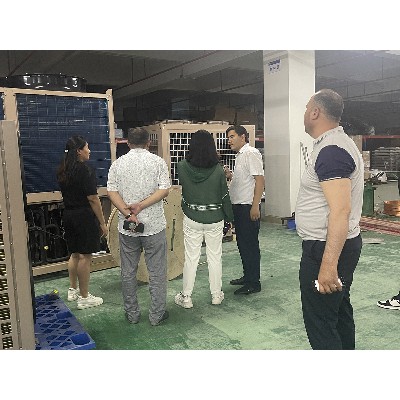 烏茲別克斯坦的考察團(tuán)參觀工廠